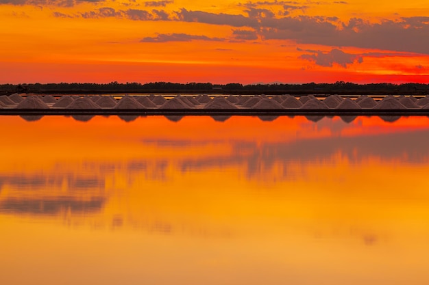 Salzfarm in Thailand,Salzindustrie,Sonnenuntergang auf einem rosafarbenen Salzsee,Sonnenuntergangsalzanbau Naklua