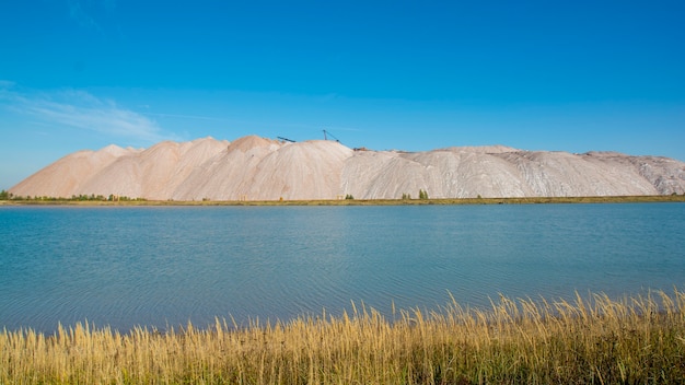 Salzhaufen und Wasserbecken. Kalibergbau im Tagebau.