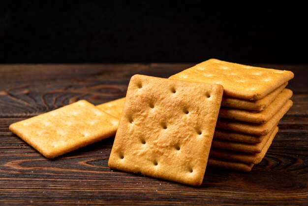 Salzige Cracker auf einem Holztisch