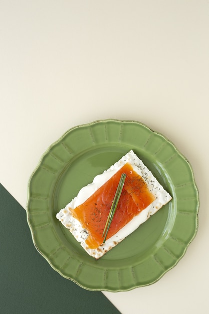 Salzige Cracker mit Lachs und Käse von oben