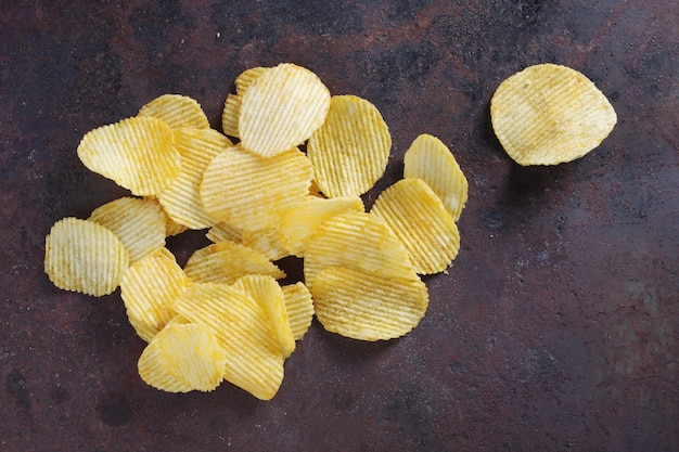 Salzige gerippte Kartoffelchips auf dem Tisch