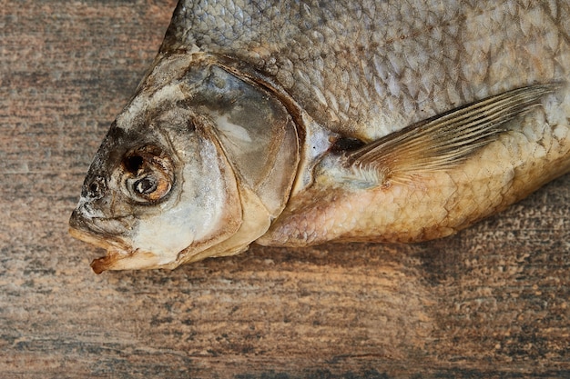 Salziger Stockfisch auf Holztisch. Goldbrasse (Abramis brama)