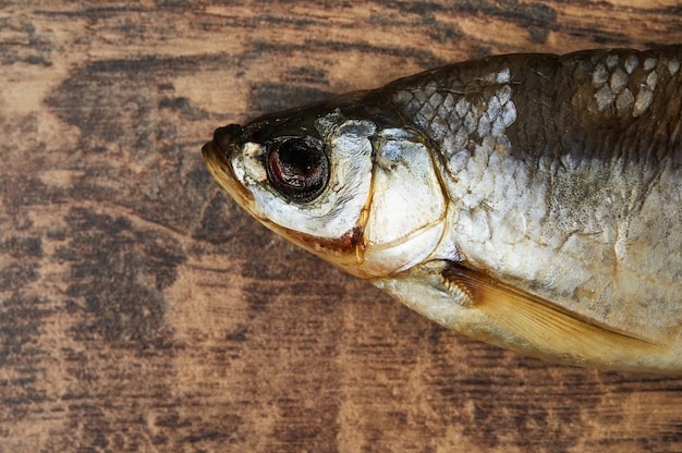 Salziger Stockfisch auf Holztisch. Shemay (Chalcalburnus)