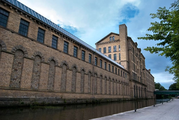 Foto salzmühle im viktorianischen industriedorf saltaire in west yorkshire, england