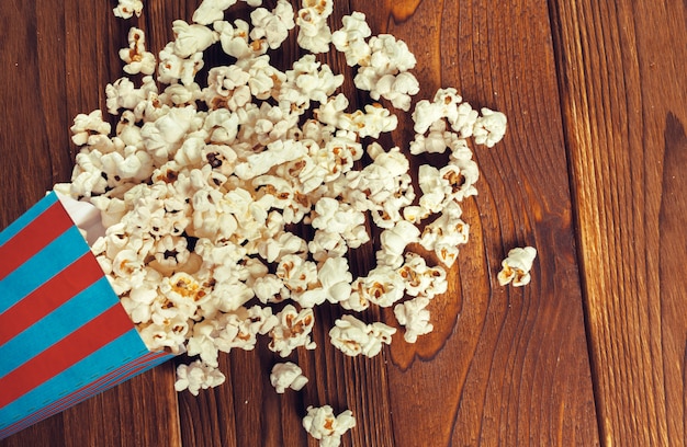 Salzpopcorn auf dem Holztisch