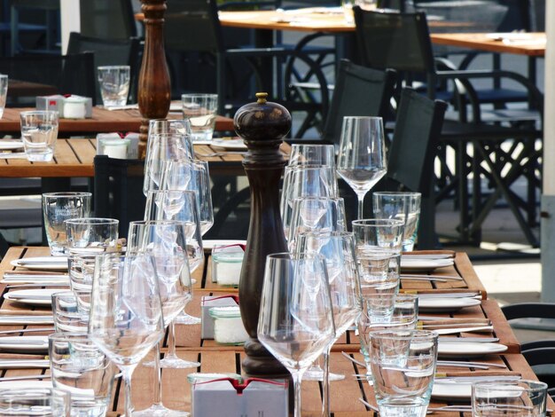 Salzschüttler und Weingläser auf dem Tisch im Restaurant