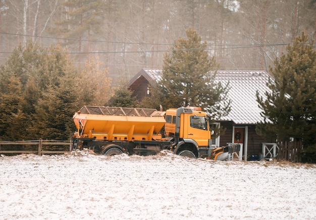 Salzstreuer oder Salzwagen, der die Straße auf dem Land nach starkem Schneefall reinigt Gritter-Reinigungsauffahrt