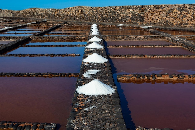 Salzverdunstungsteiche in Salinas, Fuerteventura, Kanarische Inseln, Spanien