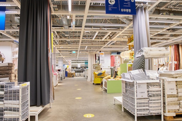 Foto samara rusia 10 de enero de 2022 el interior de la tienda ikea la gente está comprando ikea es el minorista de muebles más grande del mundo