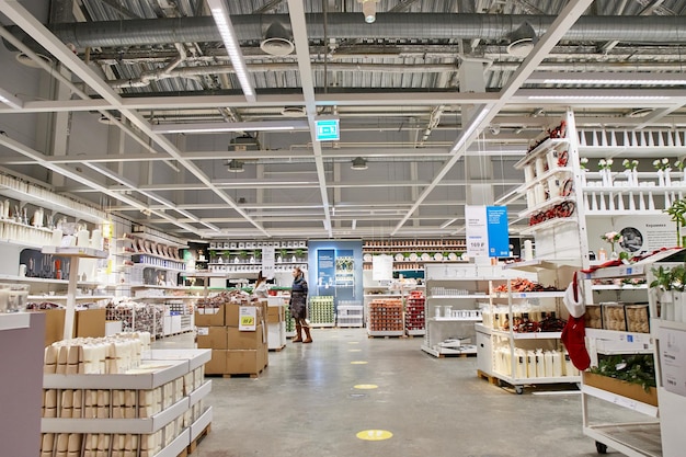 SAMARA RUSIA 10 DE ENERO DE 2022 El interior de la tienda Ikea la gente está comprando IKEA es el minorista de muebles más grande del mundo