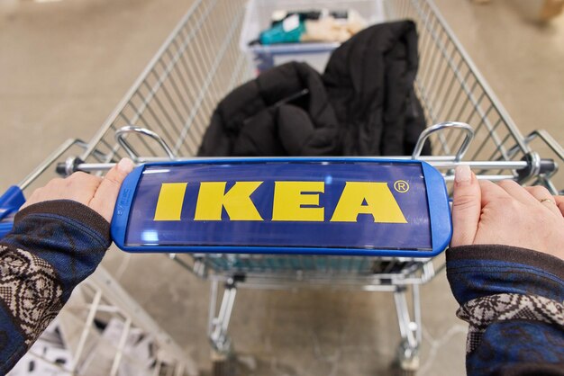 Samara rússia 11 de janeiro de 2022 carrinho com sinal da ikea a ikea é a maior varejista de móveis do mundo