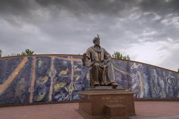 Samarcanda Uzbekistán 15 de junio de 2023 Se instala un monumento al destacado científico, astrónomo y matemático de la Edad Media Ulugh Beg cerca del observatorio que fundó