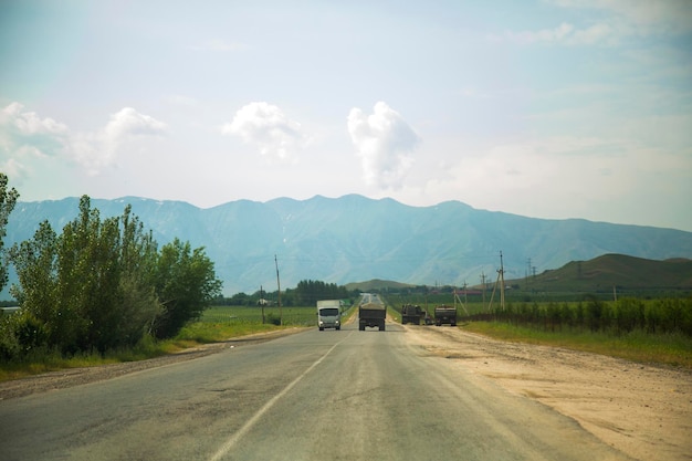 Samarkand die Straße in Richtung der Berge