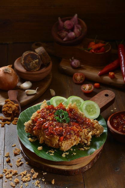 Sambal Bawang Merah auf einem Holztisch