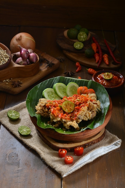 Sambal Bawang Merah auf einem Holztisch