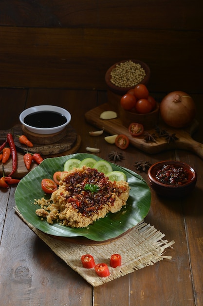 Sambal Bawang Merah auf einem Holztisch