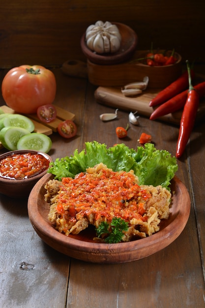 Sambal bawang merah sobre una mesa de madera