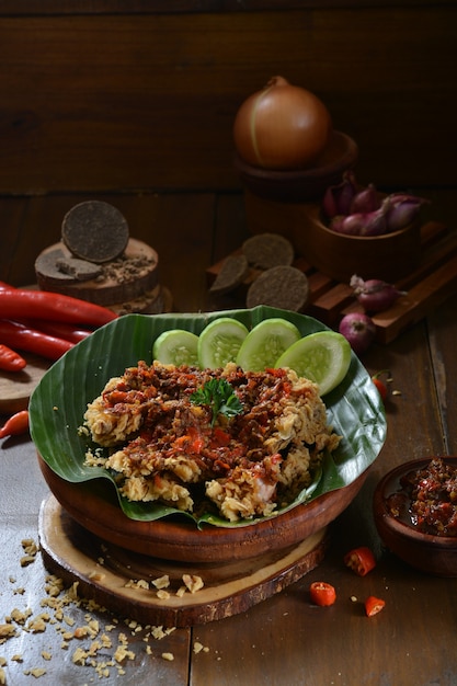 Sambal bawang merah sobre una mesa de madera