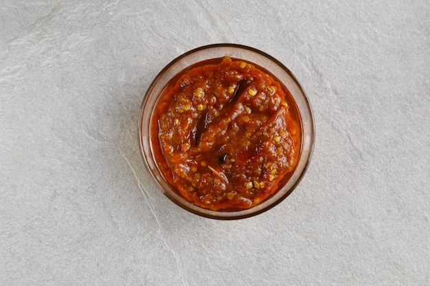 Sambal Bawang o salsa de cebolla picante con ingredientes cebolla chiles rojos ajo y sal