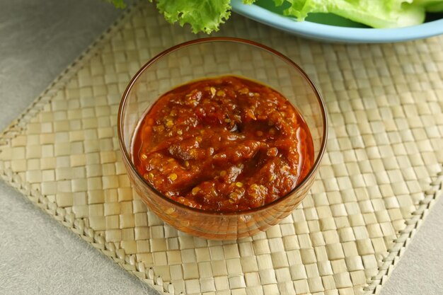 Sambal Bawang ou Molho de Cebola Picante com ingredientes Cebola Pimentões Vermelhos alho e sal