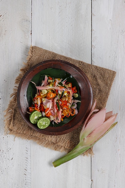 Sambal Bongkot Kecombrang ist roher balinesischer Sambal aus Chili-Zwiebeln und Bongkot oder Fackel-Ingwer