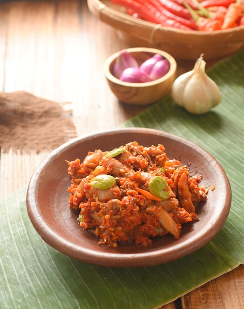 sambal cumi pete un sambal indonesio calamar salado con chile y petaion mesa de madera