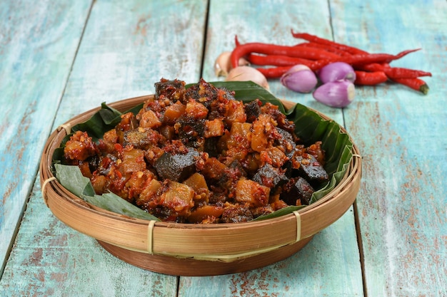 Sambal goreng hati comida indonésia batata picante picada com fígado de boi ou frango