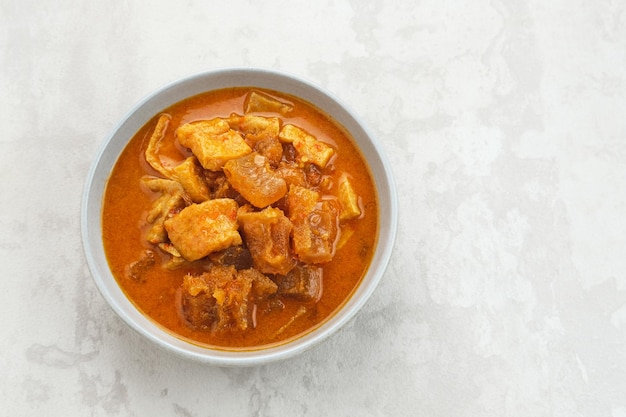 Sambal Goreng Krecek Tahu, comida tradicional indonesia, hecha de galletas de piel de ganado con tofu