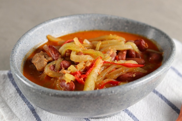 Sambal Goreng Labu siam ou chuchu ralado cozido em sopa de leite de coco quente e picante