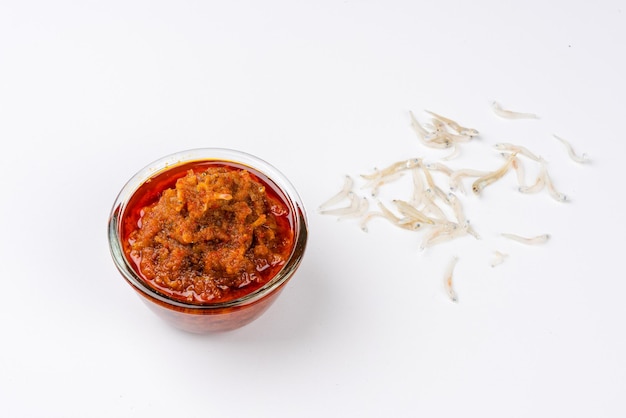 Sambal Ikan Teri oder Sardellen-Chili ist eine Art traditionelle Küche aus Indonesien