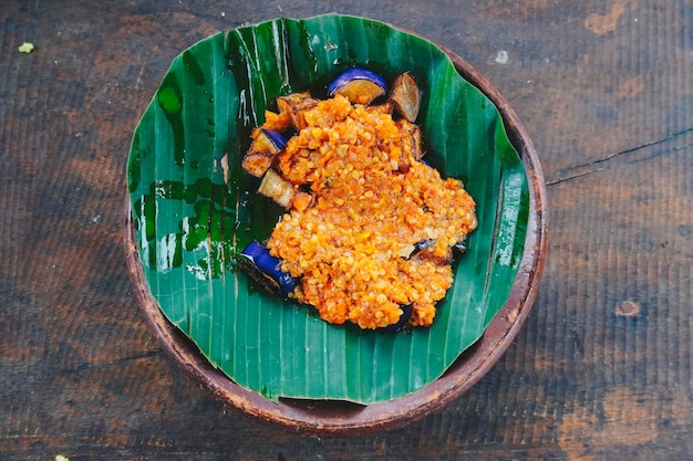 Sambal terong ou Spicy Fried Berinjela Comida tradicional deliciosa da Indonésia feita de berinjela e pimentão
