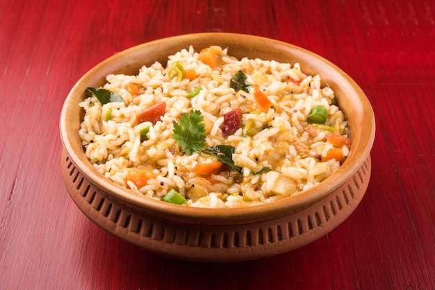 Sambar Rice - Saborosa e popular receita do sul da Índia servida em uma tigela de terracota ou cerâmica, com foco seletivo