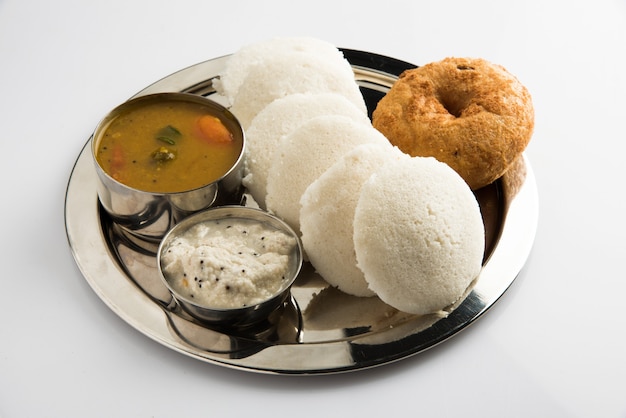 Sambar Vada & Idli, una comida del sur de la India servida con chutney de coco y tomate rojo