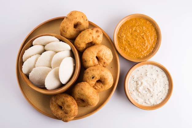 Sambar Vada & Idli, una comida del sur de la India servida con chutney de coco y tomate rojo