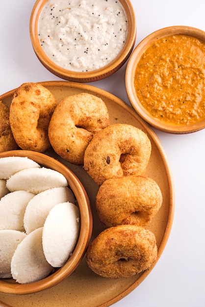 Sambar Vada & Idli ein südindisches Essen serviert mit Kokosnuss und rotem Tomaten-Chutney