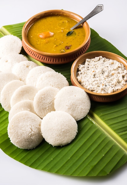 Sambar Vada & Idli ein südindisches Essen serviert mit Kokosnuss und rotem Tomaten-Chutney