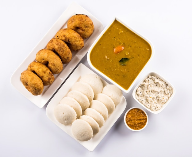 Sambar Vada & Idli ein südindisches Essen serviert mit Kokosnuss und rotem Tomaten-Chutney