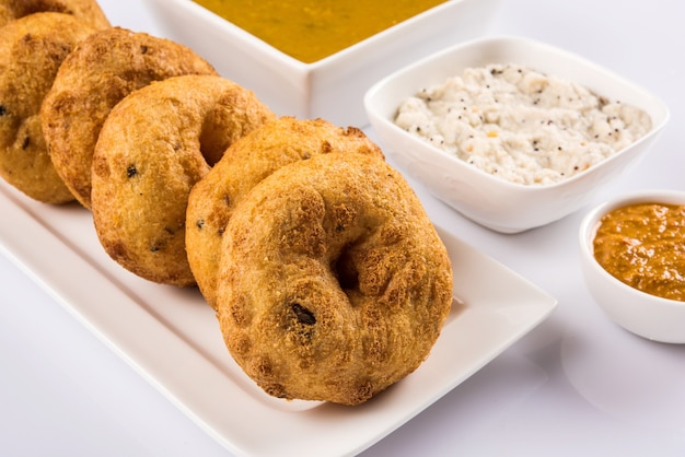 Sambar Vada servido con chutney de coco y chutney de tomate rojo