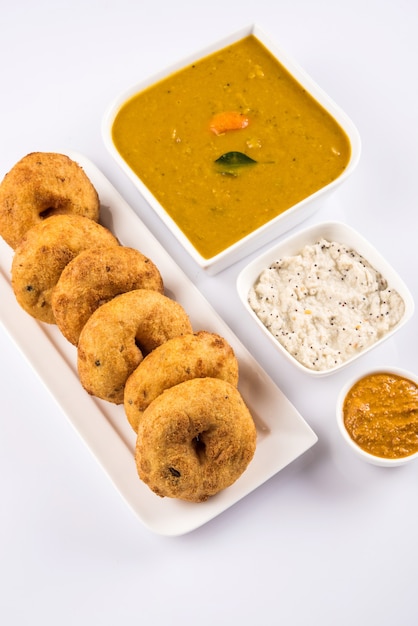 Sambar Vada serviert mit Kokos-Chutney und rotem Tomaten-Chutney