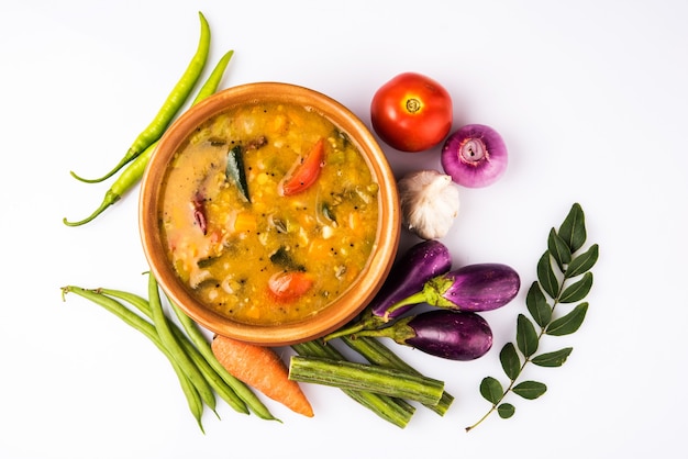 Sambar de verduras del sur de la India, con verduras y especias aisladas