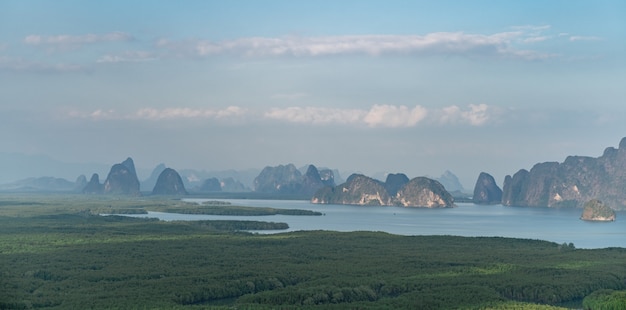 Samed Nang Chee. Ansicht der Phang Nga Bucht, des Mangrovenbaumwaldes und der Hügel am Andamanenmeer, Thailand.