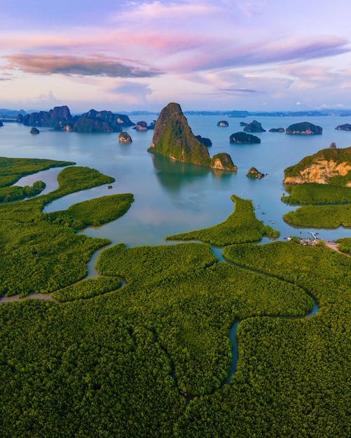 Sametnangshe vista das montanhas na Baía de Phangnga com floresta de mangue no Mar de Andaman