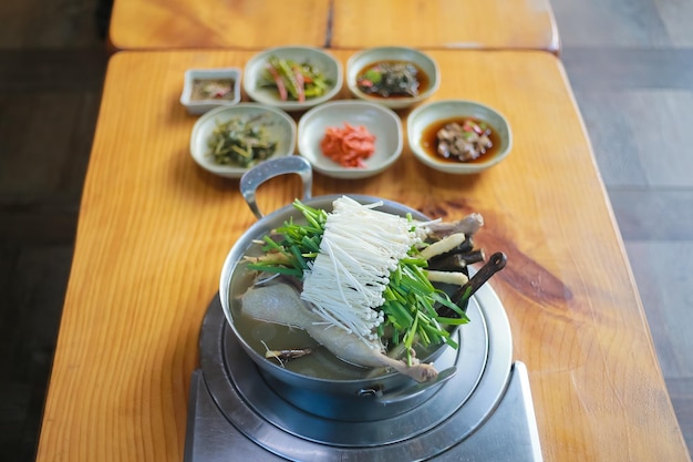 Samgyetang es un plato tradicional coreano. Es una sopa que se hierve durante mucho tiempo con ginseng, hongos, medicina oriental, etc.