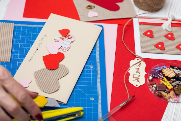 Sammelalbum-Hintergrund. mädchen, das eine postkarte am valentinstag hält