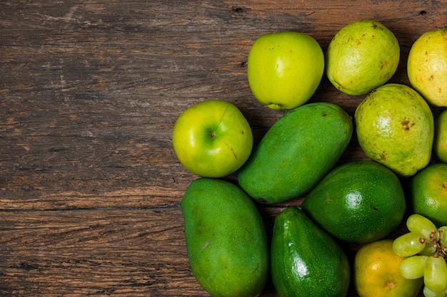 Sammlung grüner Früchte isoliert auf Holztisch mit Leerraum für Text-Food-Konzept