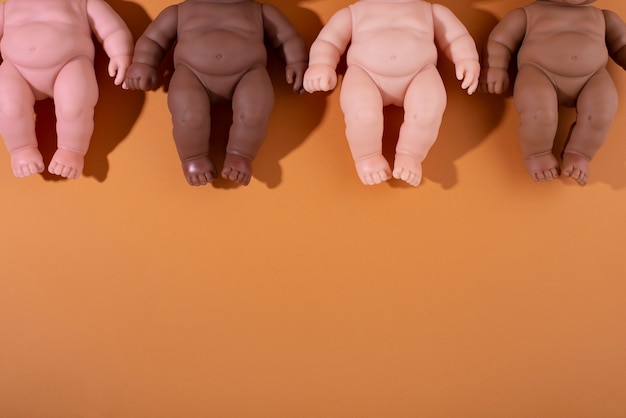 Sammlung von Babypuppen aus Kunststoff für Kinder mit verschiedenen Hautfarben