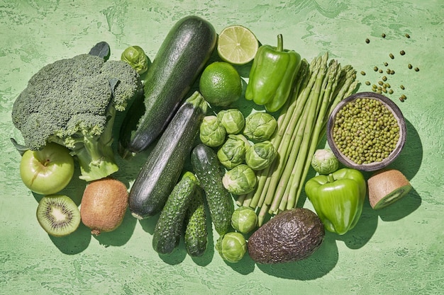 Sammlung von frischem grünem Gemüse Brokkoli Zucchini Spargel Bohnen Rosenkohl Kiwi Avocado Apfel