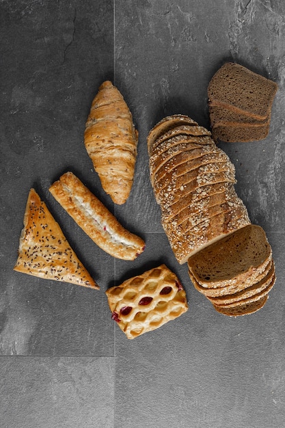 Sammlung von gebackenem Brot auf dunklem Hintergrund