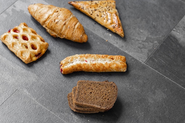 Sammlung von gebackenem Brot auf dunklem Hintergrund