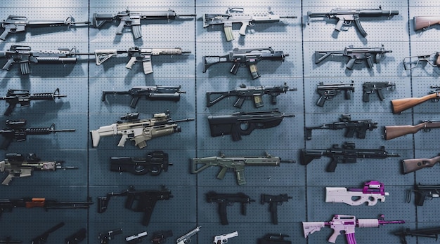 Sammlung von Gewehren und Karabinern an der Wand